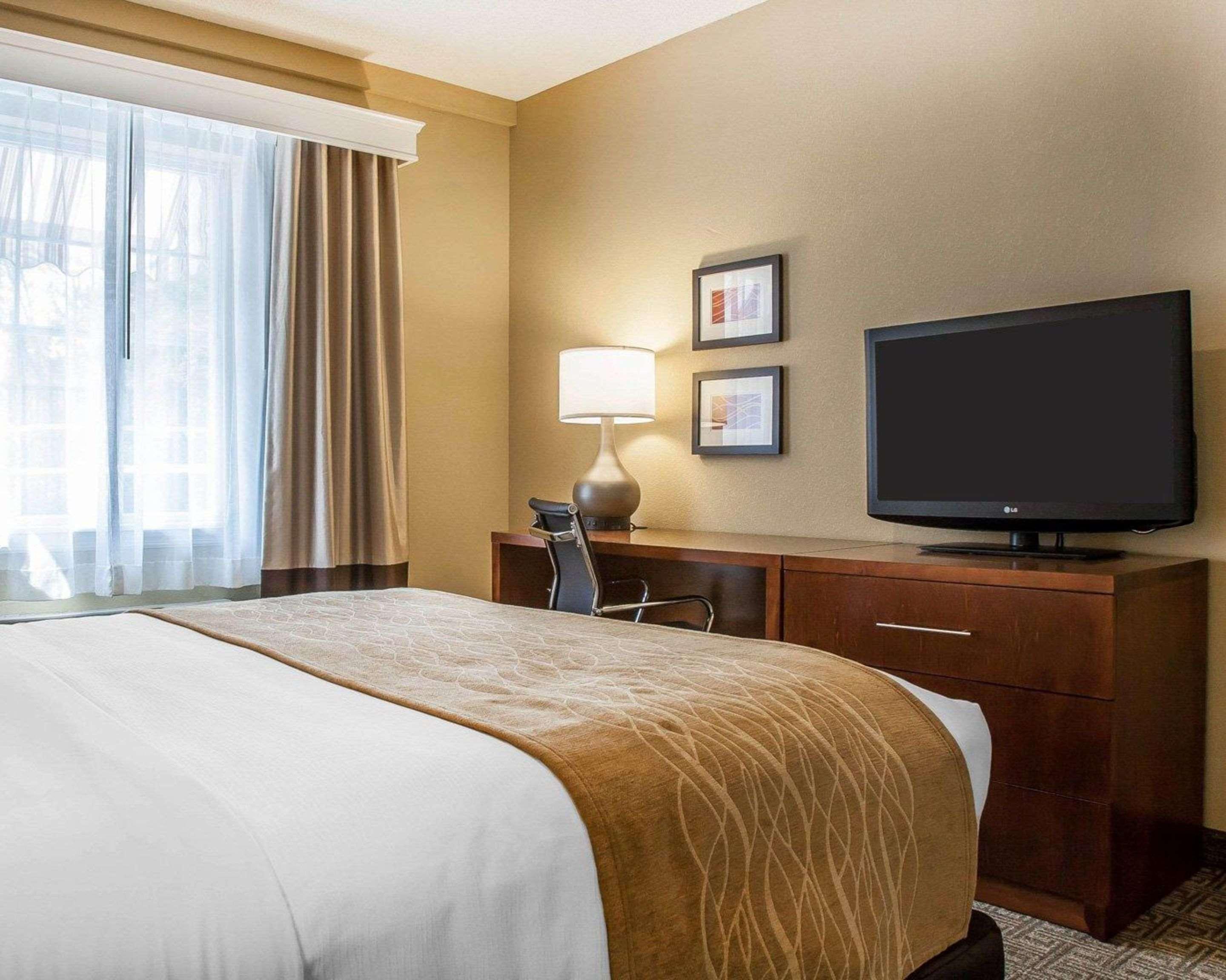 Comfort Inn & Suites Sturbridge-Brimfield ภายนอก รูปภาพ