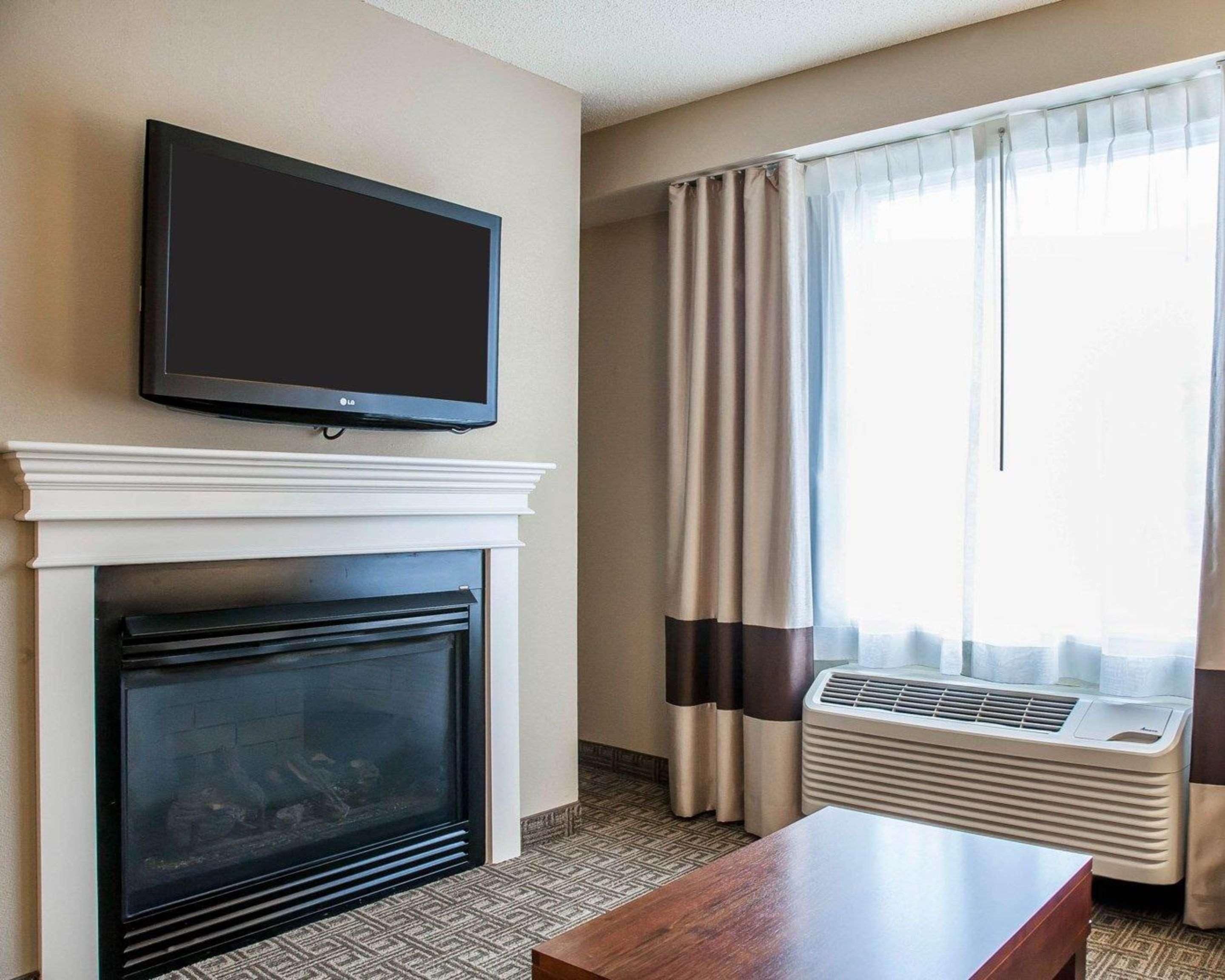 Comfort Inn & Suites Sturbridge-Brimfield ภายนอก รูปภาพ