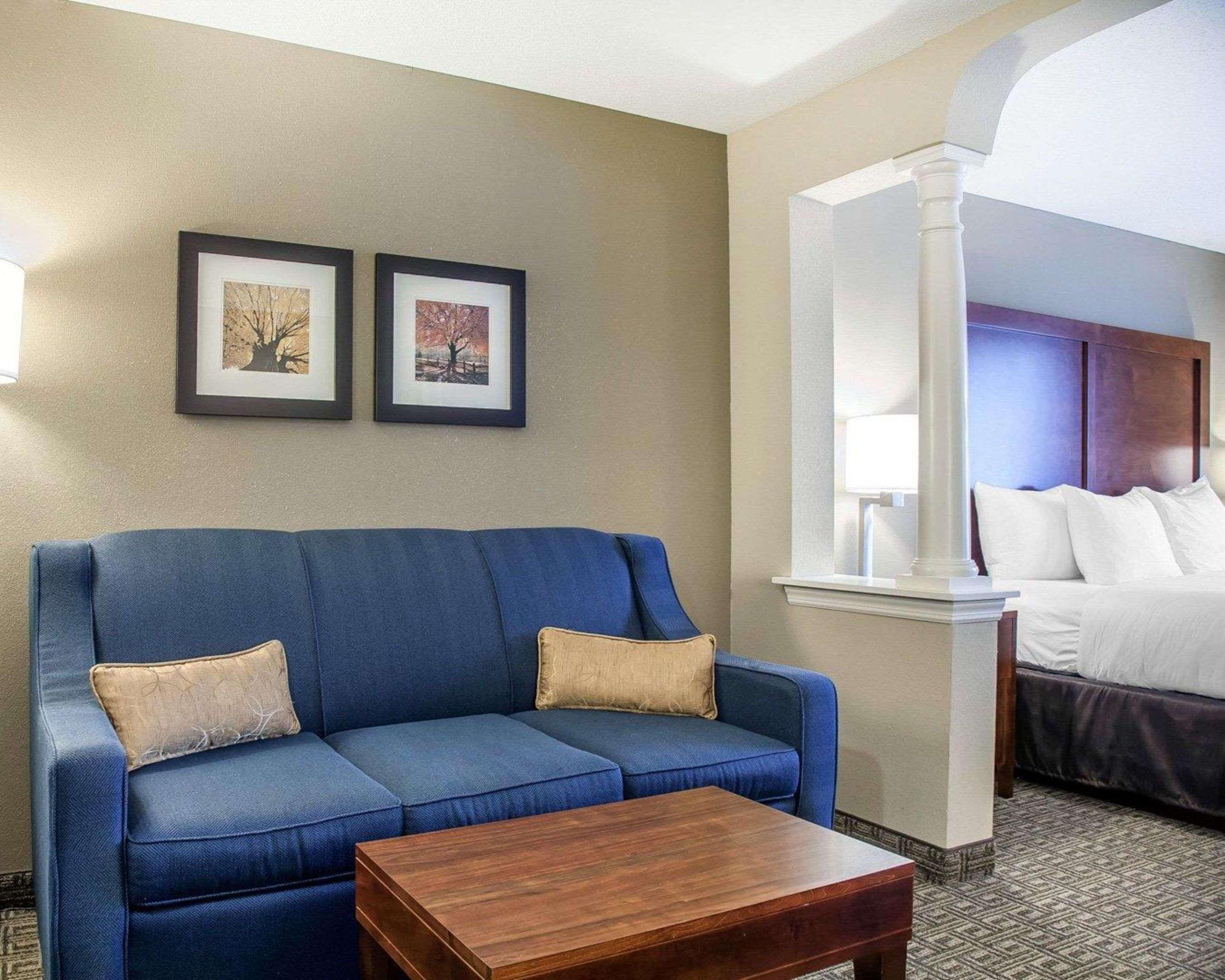 Comfort Inn & Suites Sturbridge-Brimfield ภายนอก รูปภาพ