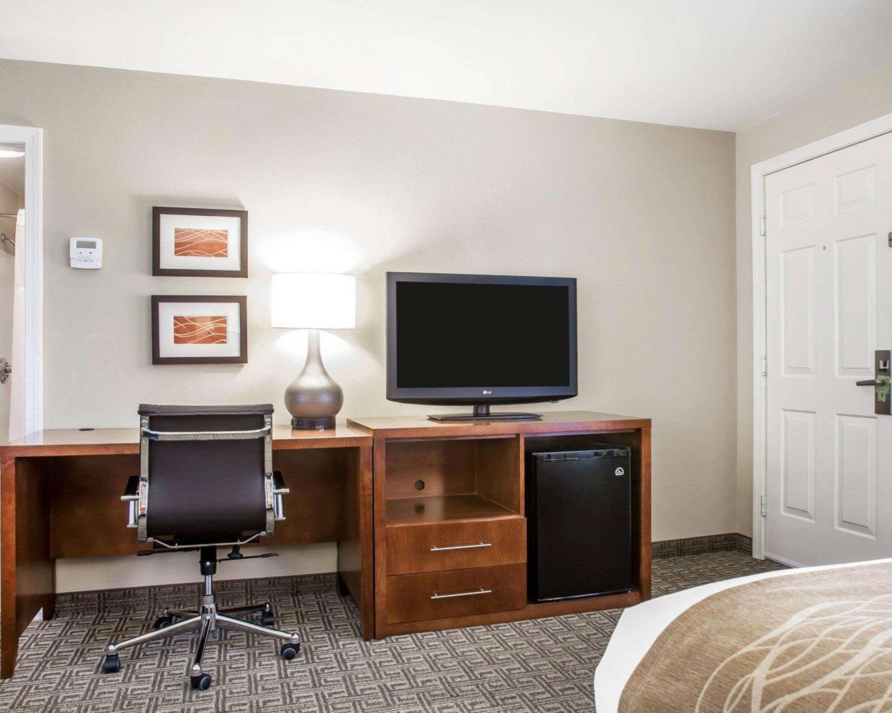 Comfort Inn & Suites Sturbridge-Brimfield ภายนอก รูปภาพ