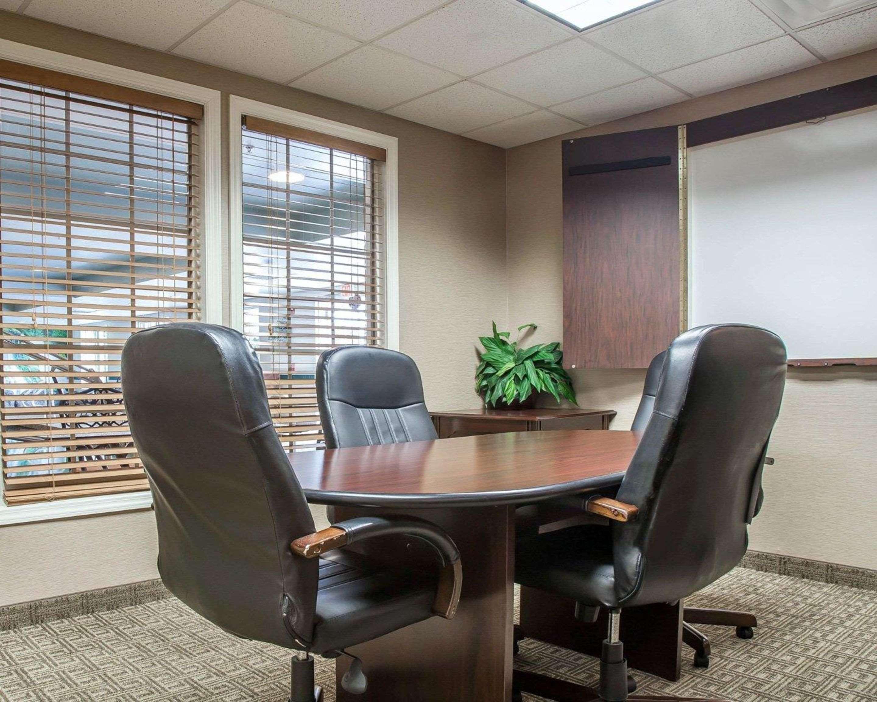 Comfort Inn & Suites Sturbridge-Brimfield ภายนอก รูปภาพ