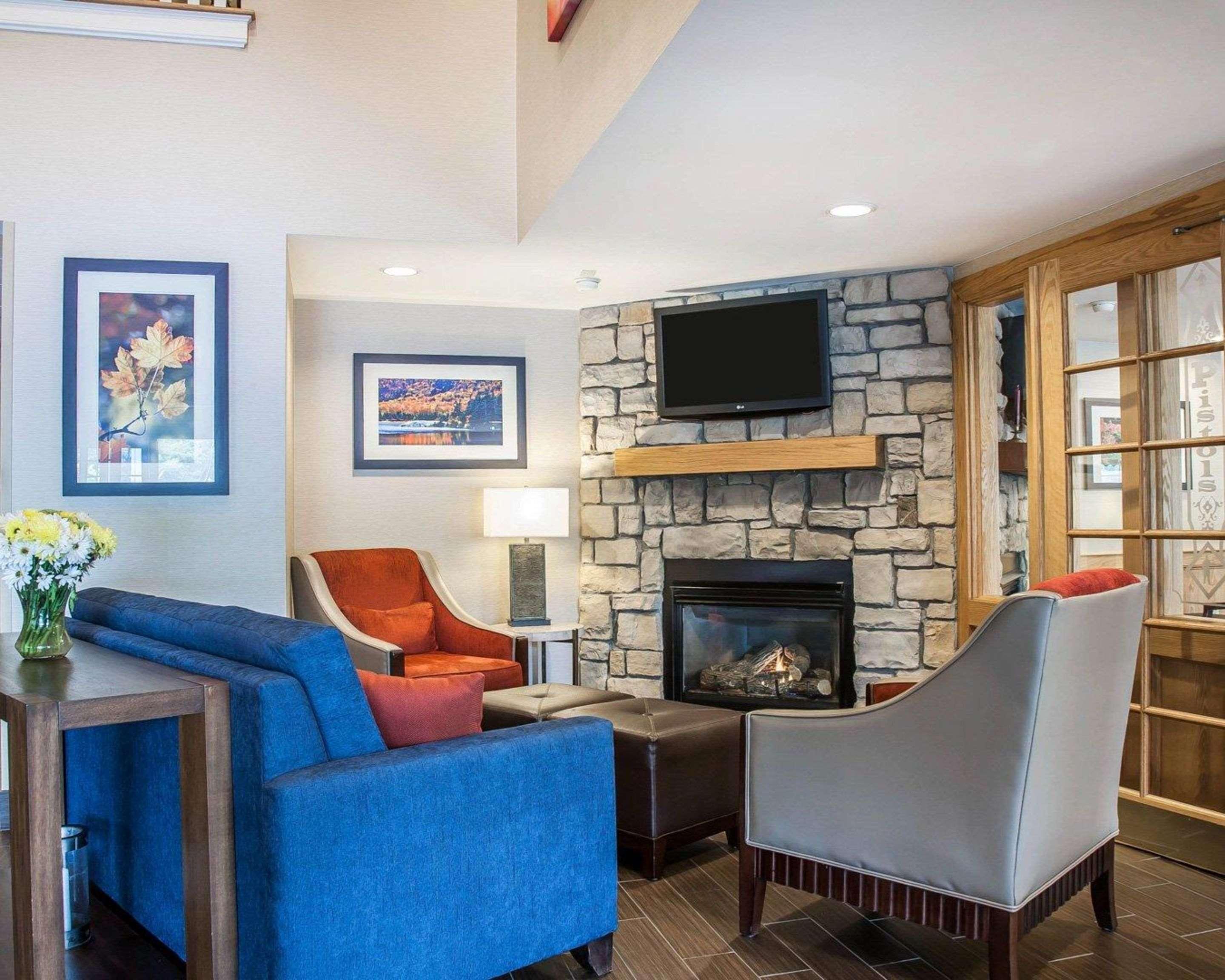 Comfort Inn & Suites Sturbridge-Brimfield ภายนอก รูปภาพ